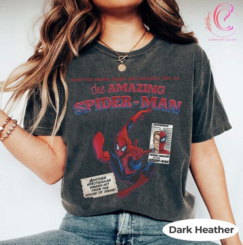 Op de afbeelding: Donker heather t-shirt met The Amazing Spider-Man. De afbeelding toont het personage in actie, de comic-titel en een paneel met Peter Parker. Het shirt heeft ook de tekst "Another Spectacular Smash-Hit From The House of Ideas!"