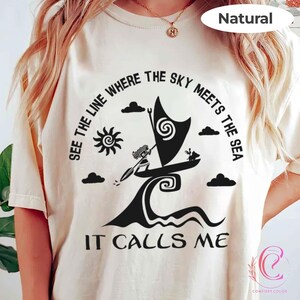 モアナ「It Calls Me」シャツ、スカイ・ミーツ・ザ・シーTシャツ、ディズニーランド旅行シャツ、ディズニークルーズTシャツ、モアナシルエットトップス、ディズニーファミリーバケーションシャツ 画像 2