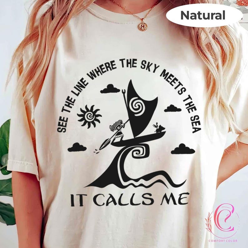 モアナ「It Calls Me」シャツ、スカイ・ミーツ・ザ・シーTシャツ、ディズニーランド旅行シャツ、ディズニークルーズTシャツ、モアナシルエットトップス、ディズニーファミリーバケーションシャツ 画像 2
