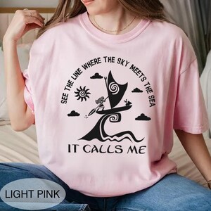 以下が含まれることがあります： 斑点のあるマット仕上げのセラミックマグカップ3個セット。各マグカップは、ライトブルー、クリーム、グレーと異なる色です。マグカップはシンプルでモダンなデザインで、持ちやすいハンドルが付いています。