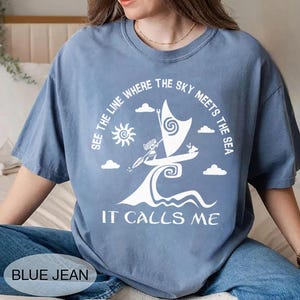 モアナ「It Calls Me」シャツ、スカイ・ミーツ・ザ・シーTシャツ、ディズニーランド旅行シャツ、ディズニークルーズTシャツ、モアナシルエットトップス、ディズニーファミリーバケーションシャツ 画像 3