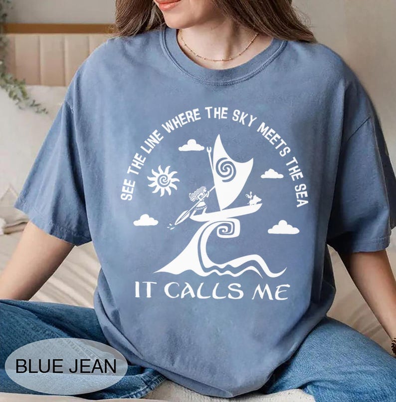 モアナ「It Calls Me」シャツ、スカイ・ミーツ・ザ・シーTシャツ、ディズニーランド旅行シャツ、ディズニークルーズTシャツ、モアナシルエットトップス、ディズニーファミリーバケーションシャツ 画像 3