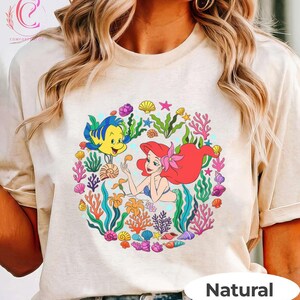 Maglietta Disney Ariel Flounder, Maglietta La Sirenetta, Magliette a tema marino, Outfit per viaggio a Disneyland, Regalo per amanti delle sirene, Maglietta con grafica di coralli oceanici immagine 2