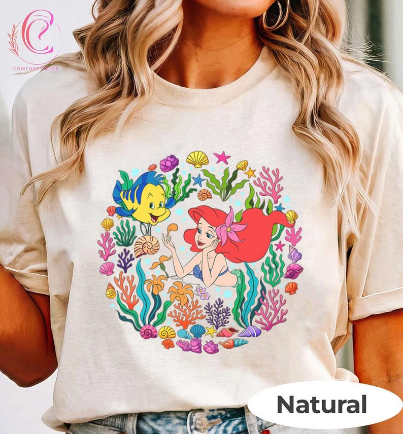 Maglietta Disney Ariel Flounder, Maglietta La Sirenetta, Magliette a tema marino, Outfit per viaggio a Disneyland, Regalo per amanti delle sirene, Maglietta con grafica di coralli oceanici immagine 2