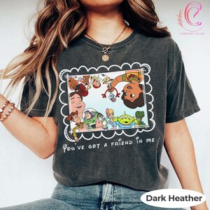 K&ouml;nnte beinhalten: Eine wei&szlig;e Keramik-Tasse mit schwarzem Henkel und dem Text "But First, Coffee" in handschriftlichem Stil. Die Tasse steht auf einer wei&szlig;en Oberfl&auml;che. Die Tasse ist etwa 10 cm hoch.