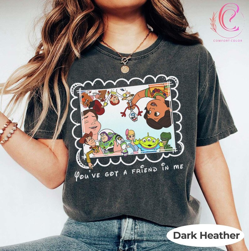 K&ouml;nnte beinhalten: Eine wei&szlig;e Keramik-Tasse mit schwarzem Henkel und dem Text "But First, Coffee" in handschriftlichem Stil. Die Tasse steht auf einer wei&szlig;en Oberfl&auml;che. Die Tasse ist etwa 10 cm hoch.