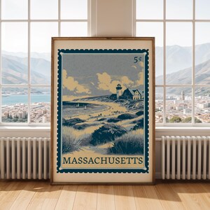 Peut inclure: Impression d'art encadrée de style vintage représentant une scène côtière du Massachusetts, ressemblant à un timbre-poste. L'œuvre présente un phare, une plage et l'océan sous un ciel nuageux. Le texte "Massachusetts" est affiché en bas, avec une valeur de timbre "5¢" en haut à droite.