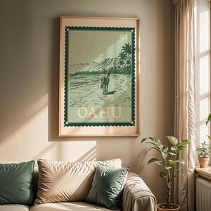 Może przedstawiać: Oprawiony wydruk z motywem vintage z Oahu na Hawajach, stylizowany na znaczek pocztowy. Grafika przedstawia scenę na plaży z koniem, palmami i górami, ze złotym napisem "OAHU". Wydruk jest w drewnianej ramie.