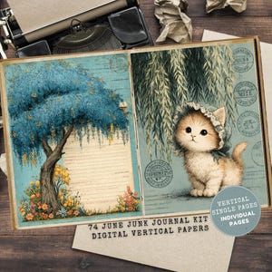 Op de afbeelding: Vintage junk journal kit met illustraties van een blauwe boom en een katje met een muts. De kit bevat 74 digitale verticale papieren. De pagina's hebben een lichtblauwe achtergrond met bloemen- en stempeldrukken.