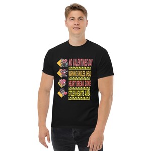 ユニセックスのクラシックTシャツ - バレンタインデーのユーモアあふれる遊び心のある道路標識デザイン
