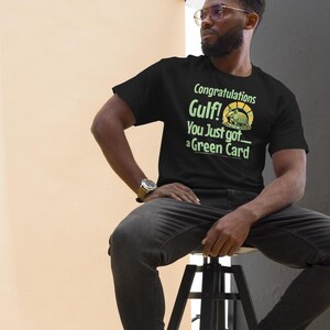 Maglietta classica unisex - Divertente maglietta con la Green Card del Golfo del Messico - Maglietta con satira politica e umorismo sull'immigrazione