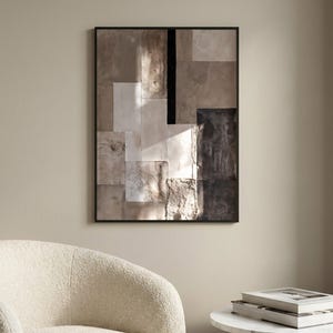 Peut inclure: Une œuvre d'art murale rectangulaire dans un cadre noir fin présentant un collage abstrait de carrés de papier texturés dans des tons beige, crème, blanc, brun foncé et noir, avec une bande noire verticale et des superpositions de papier.