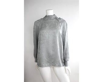 Vintage elegante zijden jacquardblouse | Zachte tinnen grijze hoogsluitende blouse | Zijden raglantop met gedrapeerde kraag uit de jaren 80