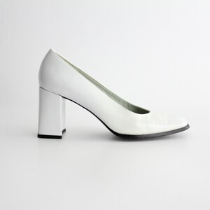 Puede incluir: Zapatos de sal&oacute;n de cuero blanco con tac&oacute;n de bloque cuadrado.