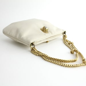 Bolso de mano vintage de cuero marfil de Ruth Saltz de los años 70 / Cartera con correa de eslabones de cadena y cabeza de puma / Bolso con marco de cuero liso de forma cuadrada