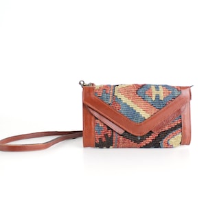 In de buurt van Mint Vintage Turkse Kilim en lederen tas | Wollen tapijt portemonnee portemonnee met afneembare riem | Handgeweven textiel clutch uit begin jaren 80
