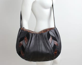 Bolso vintage de piel negra flexible de los años 80 / Bolso de hombro con apliques de piel de lagarto / Bolso de media luna de piel grabada / Fabricado en España