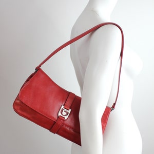 Bolso baguette BYBLOS de piel roja / Bolso de hombro de piel Y2K / Bolso de mano vintage Byblos de piel / Bolso de media luna de piel suave / Hecho en Italia