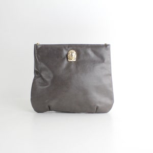 Bolso de mano de cuero vintage Ruth Saltz de los años 70 / Bolso de mano de cuero gris y dorado / Bolso de noche cuadrado con herrajes Cougar Head