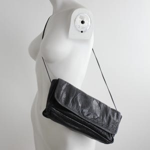 Bolso vintage de piel granulada de Carlos Falchi / Monedero largo tipo sobre de piel granulada de búfalo / Bolso de hombro minimalista de piel