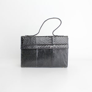 Bolso vintage de piel de serpiente de los años 50 / Elegante bolso tipo caja negro / Bolso minimalista estructurado de piel de serpiente