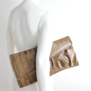 Nuevo con etiquetas Bolso de mano vintage de piel de serpiente de los años 70 / Bolso de piel de pitón asimétrico tipo sobre / Bolso de mano plegable grande minimalista / Hecho en España