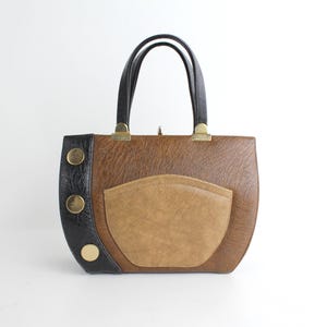 Bolso de mano estructurado vintage de los años 60 / Bolso con marco con cierre de beso asimétrico en bloques de colores modernos / Cartera con asa superior de piel sintética granulada