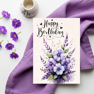 Cartão de aniversário de fevereiro para impressão com design de buquê de flores violetas, cartão digital de felicitações para ela com modelo de envelope para download instantâneo