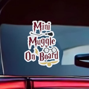 Naklejka na zderzak Baby on Board 6" X 6" - Miniaturowa naklejka na zderzak Muggle on Board - Naklejka na zderzak Baby on Board inspirowana czarodziejem - Akcesoria dla niemowląt