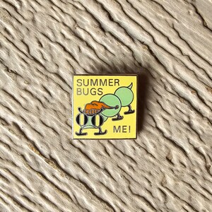 Vintage SUMMER BUGS ME! Humor Novelty Funny Ski Pin Snowboard Sports Souvenir Lapel Pin