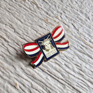 Vintage Liberty 1886-1986 Patriotic Ribbon Statue of Liberty Lapel Hat Tie Pin Souvenir