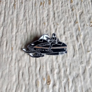 Vintage 1982 Yellowstone Tour and Travel Collectible Pin Souvenir
