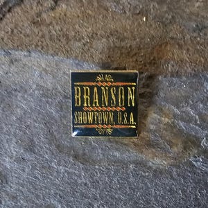 Vintage BRANSON MISSOURI Lapel Hat Pin Showtown USA Travel Souvenir Enameled