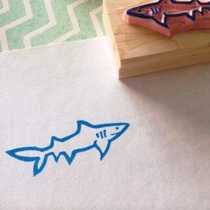 Timbro in gomma squalo // Timbro con nome personalizzato // Idea regalo squalo // Timbro per feste a tema oceano // Intagliato e realizzato a mano da Happie Stamps
