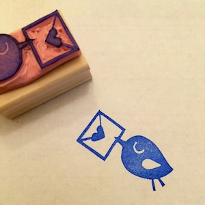 Sello de goma con carta de amor // Sello de arte postal // Carta de amor // Sello de pájaro // Tarjetas y sobres para hacer uno mismo // Sello de goma tallado a mano por Happie Stamps.