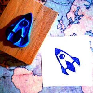 Sello de goma de cohete // Astronauta // Planeta // Nave espacial // Regalo de cumpleaños personalizado para niños // Tallado y elaborado a mano por Happie Stamps