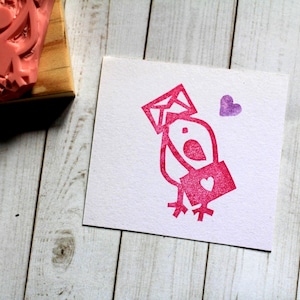Juego de sellos de goma con forma de pájaro de correo // Sello de cartero // Sello de envío // Correo postal // Correo feliz // Mini corazón / Sello de goma tallado a mano de Happie Stamps