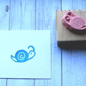 Mini sello de goma de caracol // Sello de arte de correo postal // Caracoles // Tallado y elaborado a mano