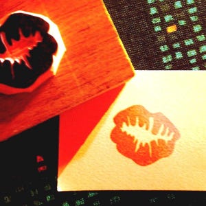 Sello de goma con forma de beso, sello XO, sello de goma tallado a mano de Happie Stamps para San Valentín, boda, labios y lápiz labial.