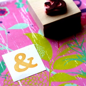 Y firma el sello de goma //& sello //sello de ampersand //Novia y novio //Boda //Recién casados //Sello de goma tallado a mano por Happie Stamps