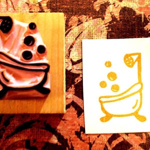 sello de goma para bañera // sello de goma para baño // sello de goma para ducha // tallado y elaborado a mano por Happie Stamps