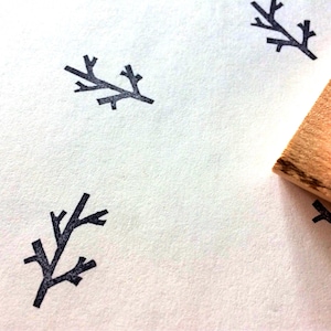 Sello de goma tallado a mano con forma de rama de árbol // Regalo ideal para fiestas y bodas con temática de bosque invernal escandinavo