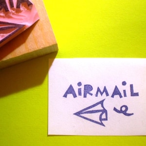 Timbre en caoutchouc de la poste aérienne//timbre d'expédition/emballage/Par avion//Timbres Usps/Aéroposte/Avion en origami//Sculpté à la main Fabriqué à la main par des timbres Happie