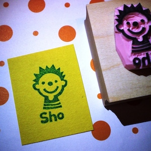 Sello de goma con nombre personalizado para niño // Regalo de cumpleaños personalizado para niño // Regalo de baby shower personalizado // Sello de goma tallado a mano por Happie Stamos
