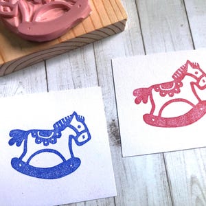 Timbro in gomma a forma di cavallo a dondolo//Baby shower//Giocattolo per bambini//timbro in gomma intagliato a mano di Happie Stamps