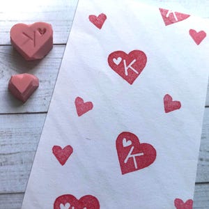 Sello inicial personalizado / Regalo de cumpleaños personalizado / Sello de goma con monograma personalizado // Mini sellos de corazón // Sello tallado a mano de Happie Stamps