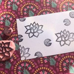 Set di timbri in gomma con fiori di loto//Set di timbri in gomma con fiori di loto e ninfea in miniatura//intagliati e realizzati a mano