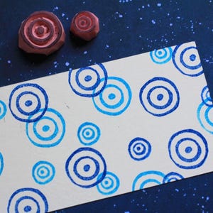 Juego de sellos de goma con mini círculos de ondas de agua // Sellos geométricos // Gota de agua // Gota de lluvia // Juego de dos sellos de goma tallados a mano de Happie Stamps