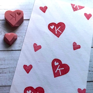 Juego de sellos con iniciales personalizadas/Regalo de cumpleaños personalizado/Sello de goma con monograma personalizado/Sellos de corazón diminutos/Sello tallado a mano de Happie Stamps