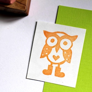 Tampon en caoutchouc avec hibou //Tampon en caoutchouc avec oiseau // hibou moyen-duc//Fête sur le thème des oiseaux//Tampon d'Halloween//Tampon en caoutchouc sculpté à la main par Happie stamps